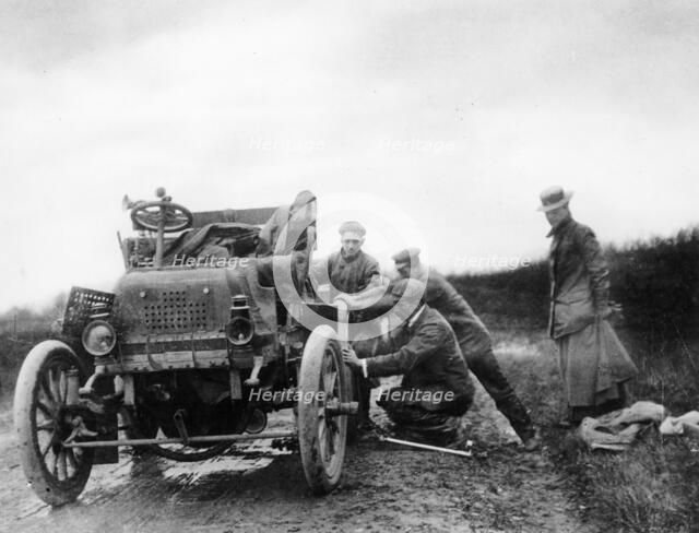 1000 Mile trial; SF Edge reparing a puncture, 1900. Artist: Unknown
