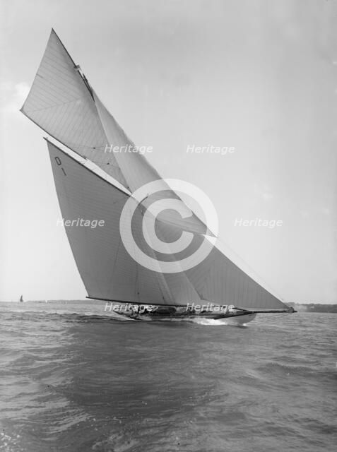 15 Metre 'Mariska' sailing close-hauled, 1911. Creator: Kirk & Sons of Cowes.