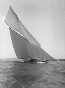 15 Metre Mariska sailing close-hauled, 1911. Creator: Kirk & Sons of Cowes