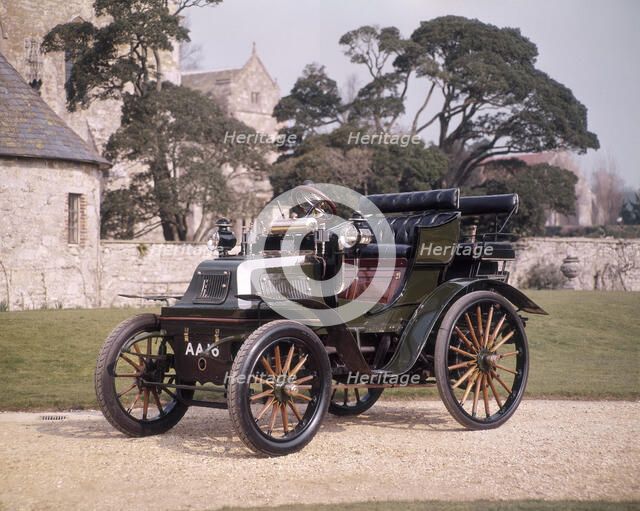 1899 Daimler horseless carriage. Artist: Unknown