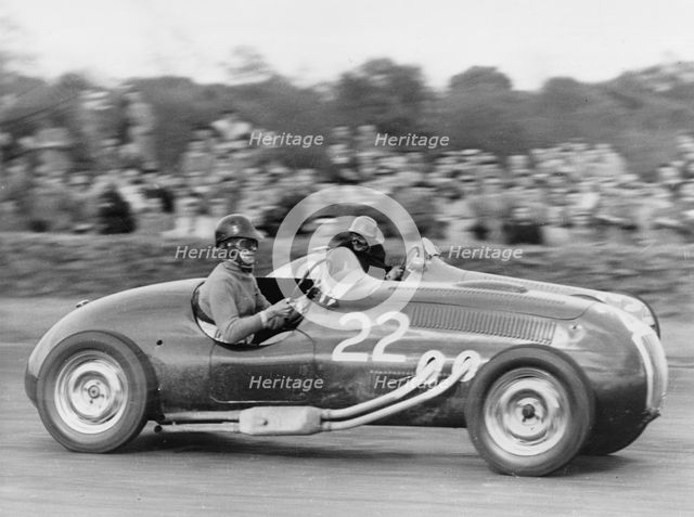 1952 Frazer-Nash, Tony Crook being overtaken by de Graffenried's Maserati. Creator: Unknown.