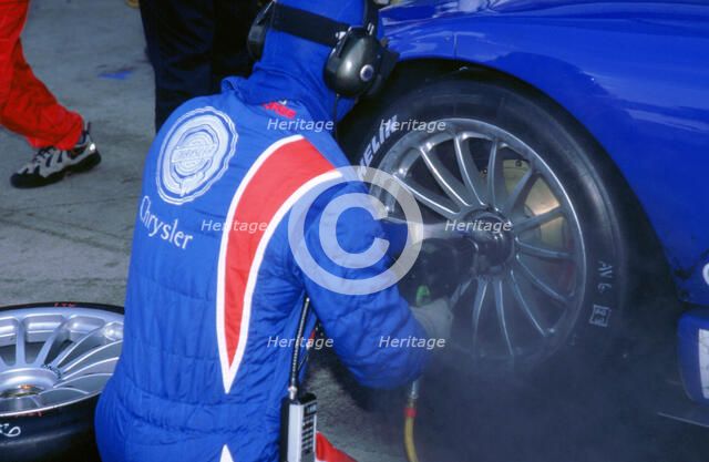 1999 Chrysler Viper GT-SR FIA GT Silverstone 500 wheel changing. Artist: Unknown.
