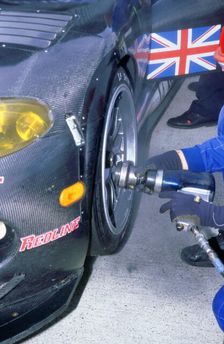 1999 Chrysler Viper,fia gt silverstone 500,wheel gun in pits