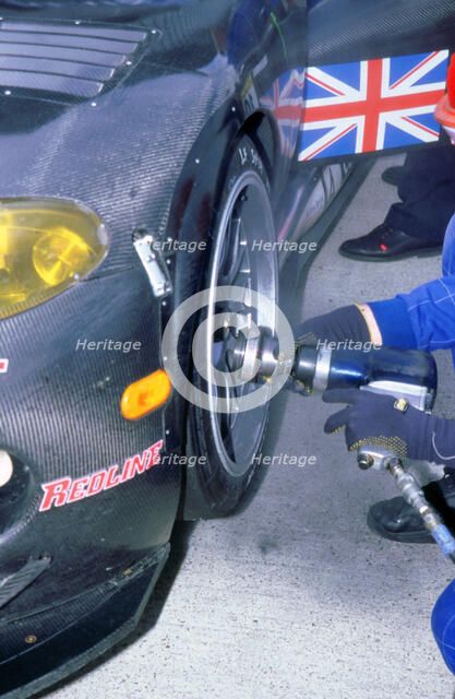 1999 Chrysler Viper,fia gt silverstone 500,wheel gun in pits. Artist: Unknown.
