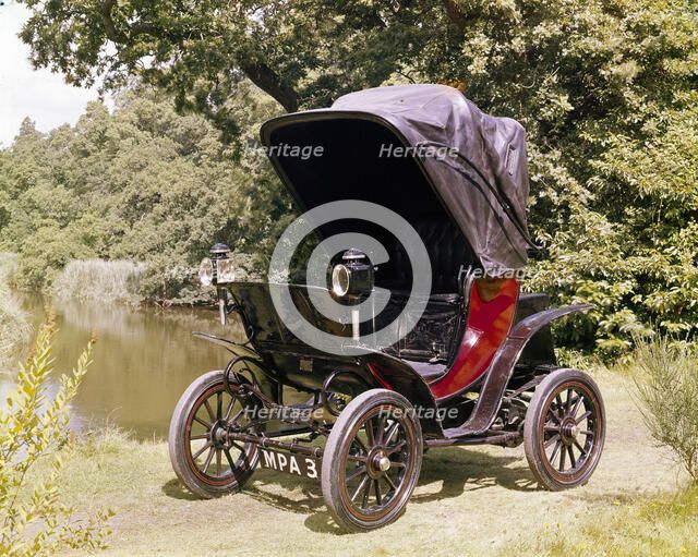 1901 Columbia Electric car. Artist: Unknown