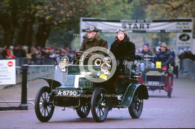 1904 De Dion Bouton at 2000 London to Brighton run. Artist: Unknown.