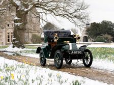 1904 De Dion Bouton model Q in snow with daffodils at Beaulieu. Creator: Unknown