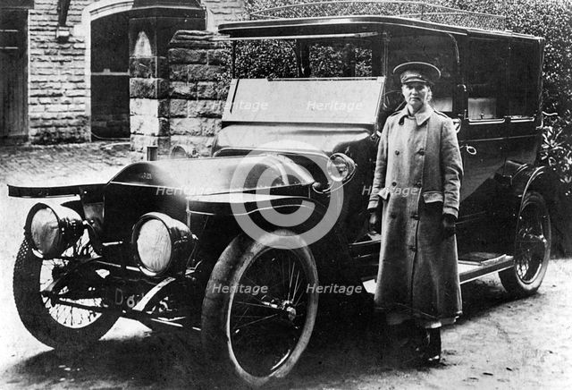 1904 Napier with Esther Goodall, chauffeuse. Creator: Unknown.