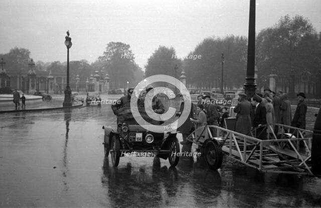 1904 Oldsmobile on the London to Brighton RAC Veteran Car Run of 1953 Artist: Unknown.