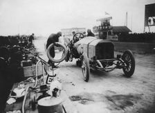 1908 Mercedes, Lautenschlager, changing wheel, winner French Grand Prix. Creator: Unknown