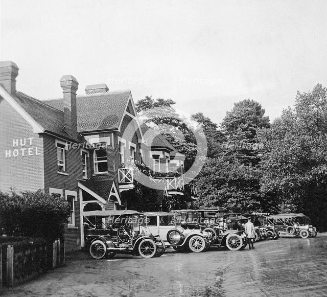 1911 Hut Hotel at Wisley in Srrey on the A3 road. Creator: Unknown.