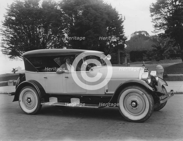 1924 Peerless 5.4 litre V8 tourer Artist: Unknown.