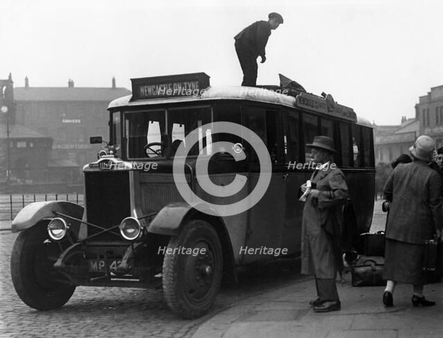 1929 W&G coach Artist: Unknown.