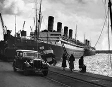 1935 Daimler Light 15 with the liner Aquitania at Southampton docks, Hampshire. Creator: Unknown
