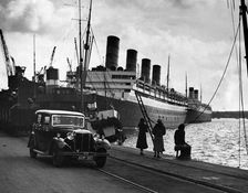1935 Daimler Light 15 with the liner Aquitania at Southampton docks, Hampshire. Creator: Unknown