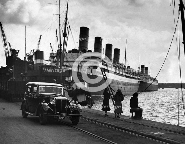 1935 Daimler Light 15 with the liner Aquitania at Southampton docks, Hampshire. Creator: Unknown.