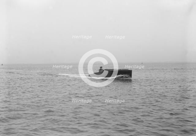 21 Footer motor launch under way, 1914. Creator: Kirk & Sons of Cowes.