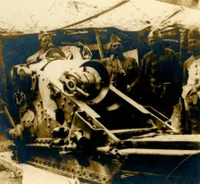 220 gun in its emplacement, c1914-c1918