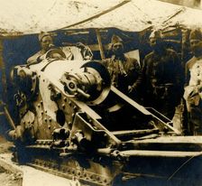 220 gun in its emplacement, c1914-c1918