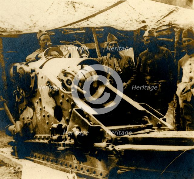 220 gun in its emplacement, c1914-c1918. Artist: Unknown.