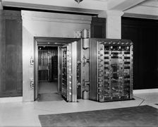 25-ton door, safe deposit vault, main office, Old Colony Trust Company, Boston, Mass., (1913?). Creator: Unknown