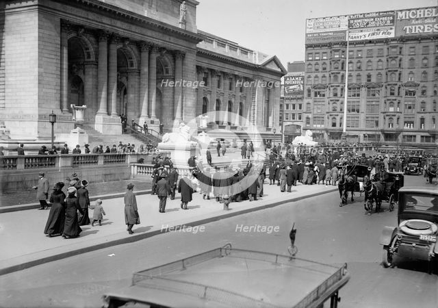 5th Ave at 42d [i.e., 42nd] St. - Easter, 1913, 1913. Creator: Bain News Service.