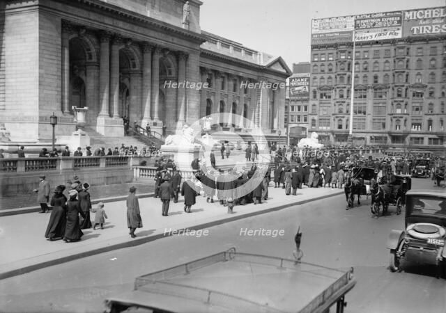 5th Ave at 42d [i.e., 42nd] St. - Easter, 1913, 1913. Creator: Bain News Service.
