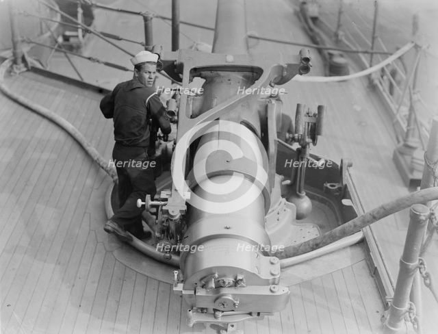 6' gun on NEW YORK, between c1910 and c1915. Creator: Bain News Service.