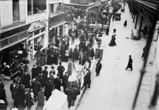 6th Ave., Xmas shoppers [New York], 1910. Creator: Bain News Service
