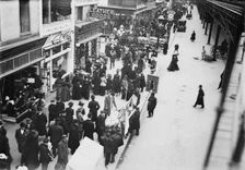 6th Ave., Xmas shoppers [New York], 1910. Creator: Bain News Service