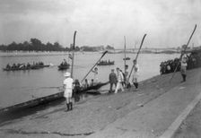8-oar shell race between Harvard and Cambridge, Cambridge, Mass. 1906, 1906. Creator: Frances Benjamin Johnston