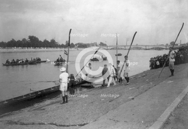 8-oar shell race between Harvard and Cambridge, Cambridge, Mass. 1906, 1906. Creator: Frances Benjamin Johnston.