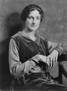 Cotton, L. Miss, portrait photograph, 1916. Creator: Arnold Genthe