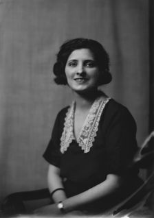 Countess Bragadin, portrait photograph, 1919 Oct. Creator: Arnold Genthe