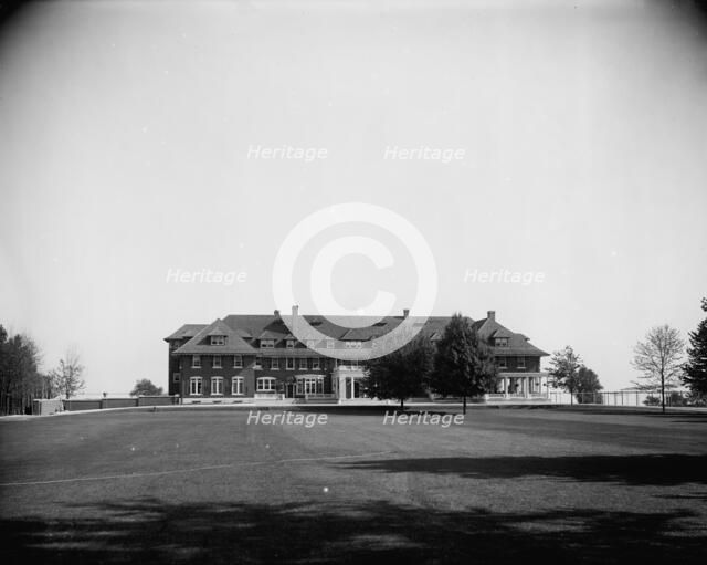 Country club, Grosse Pointe, Detroit, Mich., c1908. Creator: Unknown.