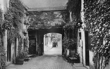 Courtyard of the Saracen's Head inn, Southwell, Nottinghamshire, 1924-1926