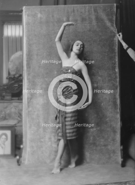 Cowan, Rosamonde, Miss (Rose Rolanda , Mrs. Miguel C.), 1915 July 7. Creator: Arnold Genthe.