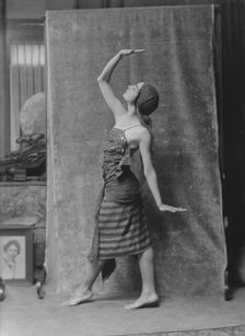 Cowan, Rosamonde, Miss (Rose Rolanda , Mrs. Miguel C.), 1915 July 7. Creator: Arnold Genthe