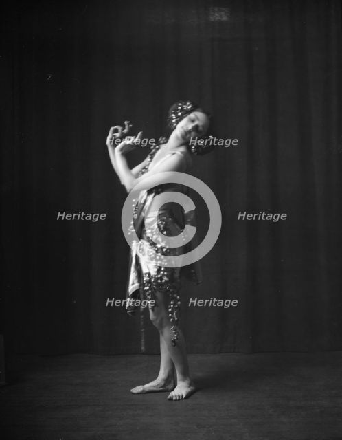 Cowan, Rosamonde, Miss (Rose Rolanda ; Mrs. Miguel C.), 1921 Mar. 1. Creator: Arnold Genthe.