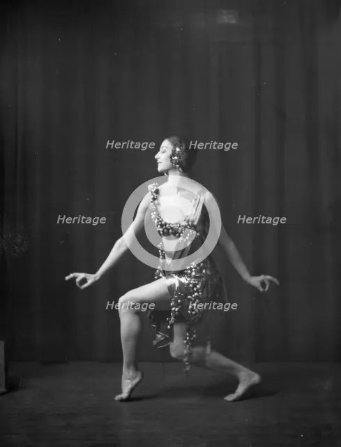 Cowan, Rosamonde, Miss (Rose Rolanda ; Mrs. Miguel C.), 1921 Mar. 1. Creator: Arnold Genthe.
