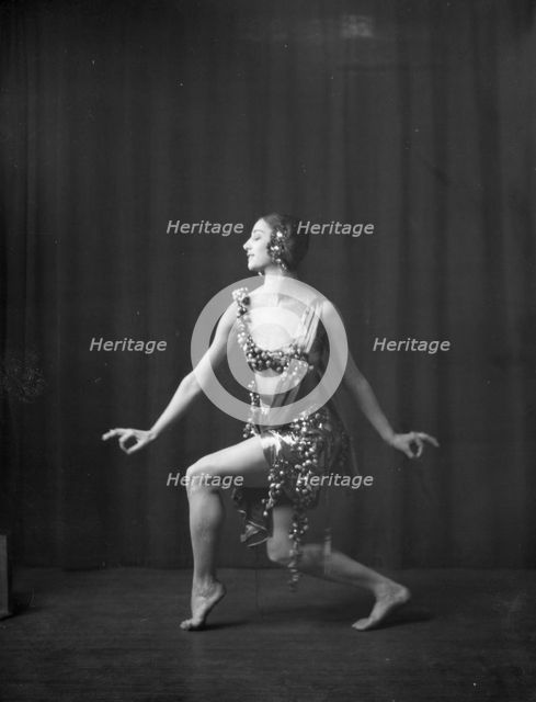 Cowan, Rosamonde, Miss (Rose Rolanda ; Mrs. Miguel C.), 1921 Mar. 1. Creator: Arnold Genthe.