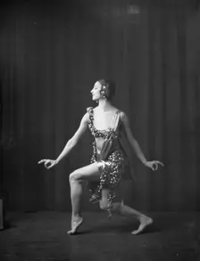 Cowan, Rosamonde, Miss (Rose Rolanda ; Mrs. Miguel C.), 1921 Mar. 1. Creator: Arnold Genthe
