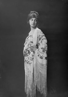 Cowan, Rosamonde, Miss (Rose Rolanda , Mrs. Miguel C.), portrait photograph, between 1915 and 1919. Creator: Arnold Genthe