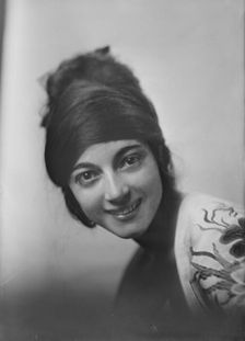 Cowan, Rosamonde, Miss (Rose Rolanda , Mrs. Miguel C.), portrait photograph, between 1915 and 1919. Creator: Arnold Genthe