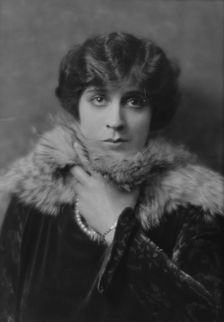 Cowl, Jane, Miss, portrait photograph, 1914 Dec. 30. Creator: Arnold Genthe