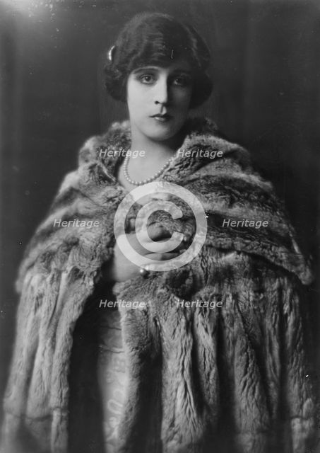 Cowl, Jane, Miss, portrait photograph, 1917 Sept. 17. Creator: Arnold Genthe.