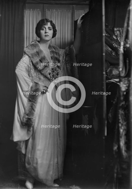 Cowl, Jane, Miss, portrait photograph, 1918 Oct. 14. Creator: Arnold Genthe.