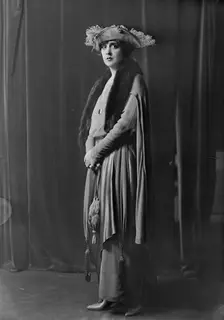 Cowl, Jane, Miss, portrait photograph, 1918 Oct. 14. Creator: Arnold Genthe