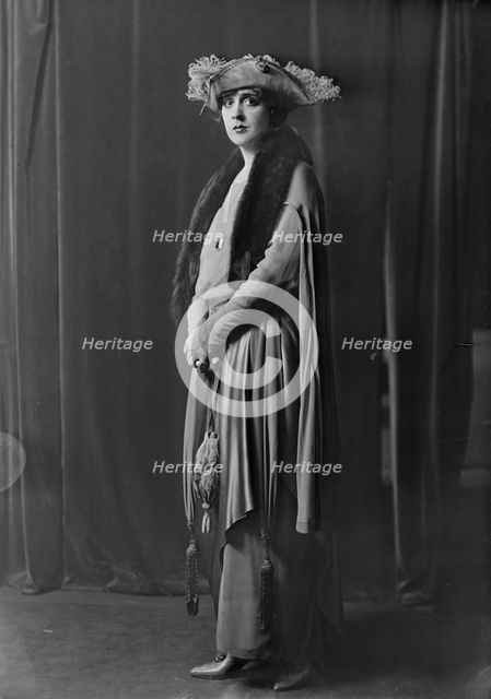 Cowl, Jane, Miss, portrait photograph, 1918 Oct. 14. Creator: Arnold Genthe.
