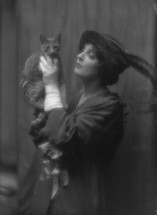 Cowl, Jane, Miss, with Buzzer the cat, portrait photograph, between 1912 and 1914. Creator: Arnold Genthe
